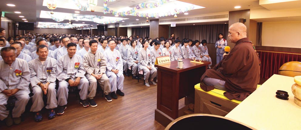普广精舍各级禅修班联合结业典礼中,住持和尚为大众开示法要