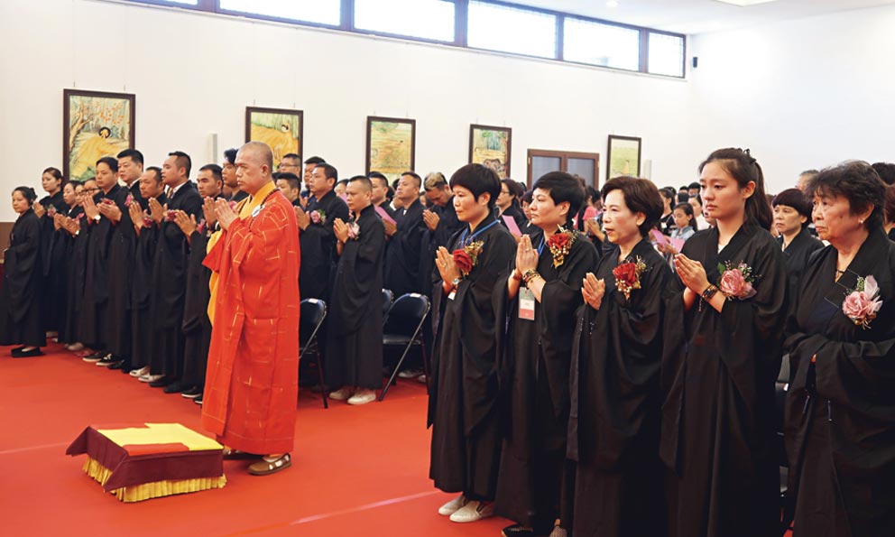 华义寺欢庆落成三周年,恭请住持和尚亲临主法,并切糕祝愿
