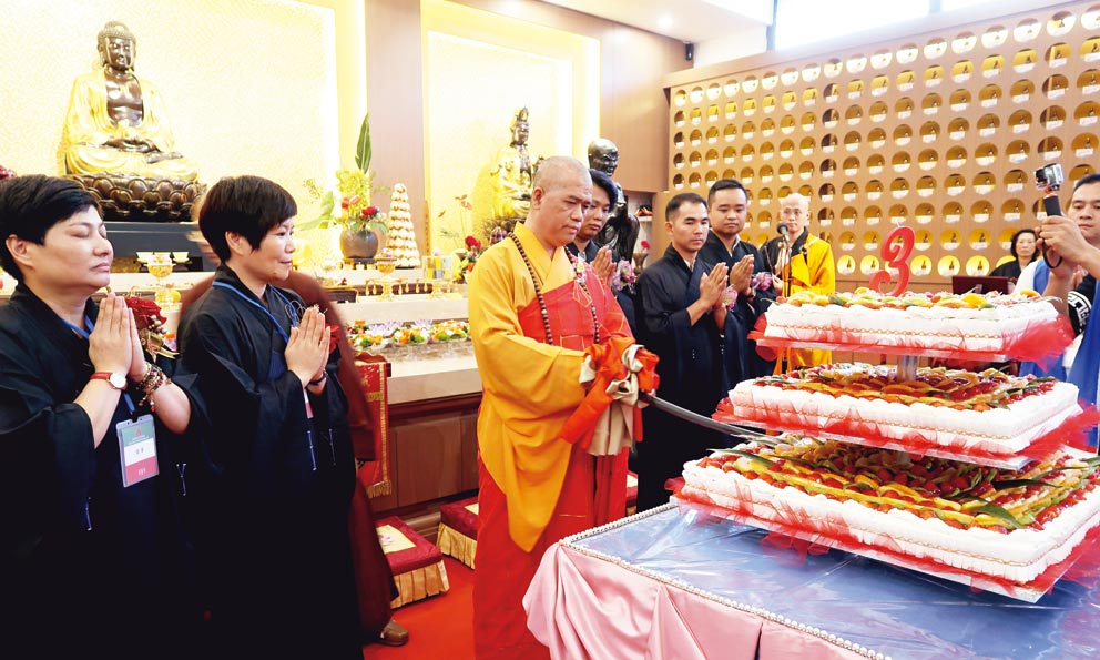 华义寺欢庆落成三周年,恭请住持和尚亲临主法,并切糕祝愿