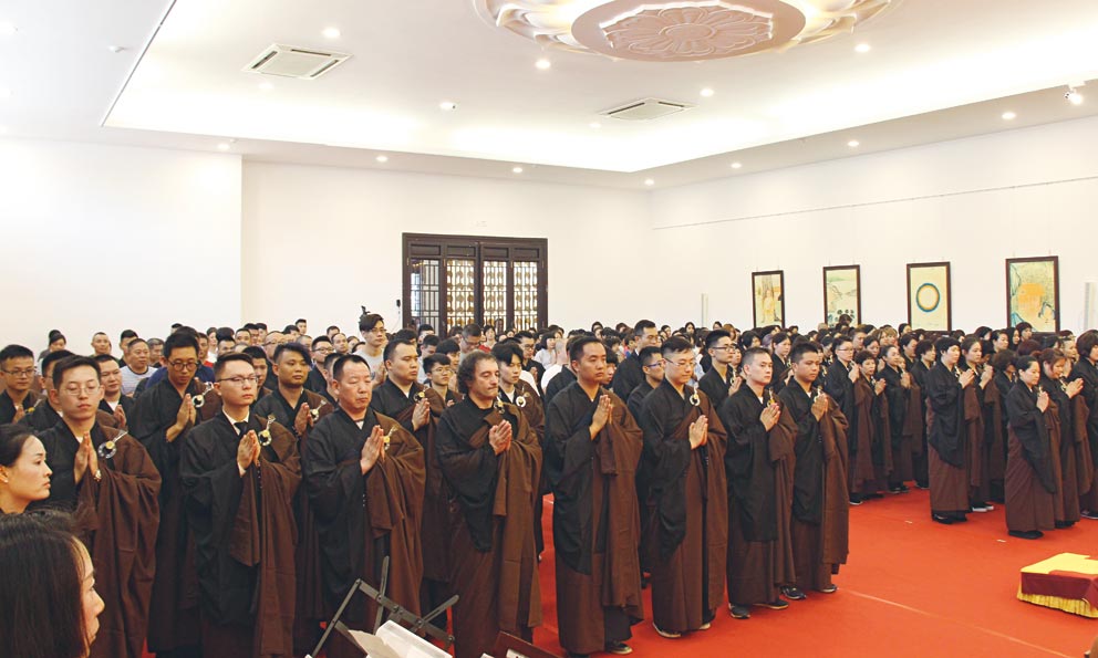近三百位信众把握殊胜因缘,求受三皈五戒