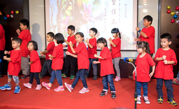 兒童班學員於功德午宴以生動活潑的律動歡唱「普宜星辰」