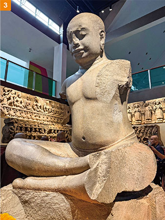 吳哥窟前金橋上的七頭蛇形雕刻